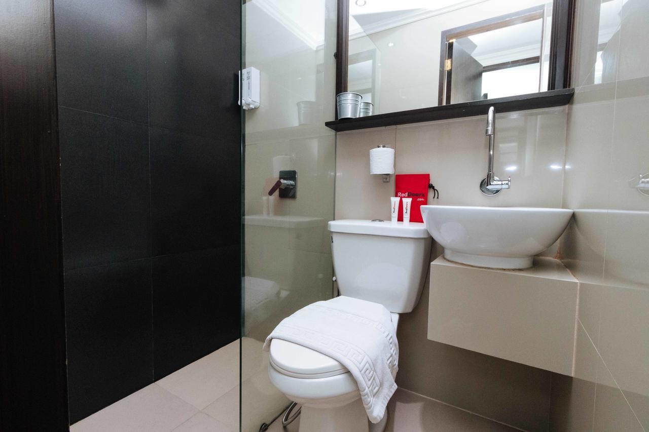 เรดดอร์ซ พลัส แอท โปบลาซิออน มากาตี Hotel Makati City ภายนอก รูปภาพ